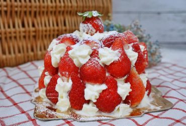 [新莊甜點]浮誇系草莓聖代蛋糕 免排隊搭捷運來就買得到 新莊老店日月香蛋糕店