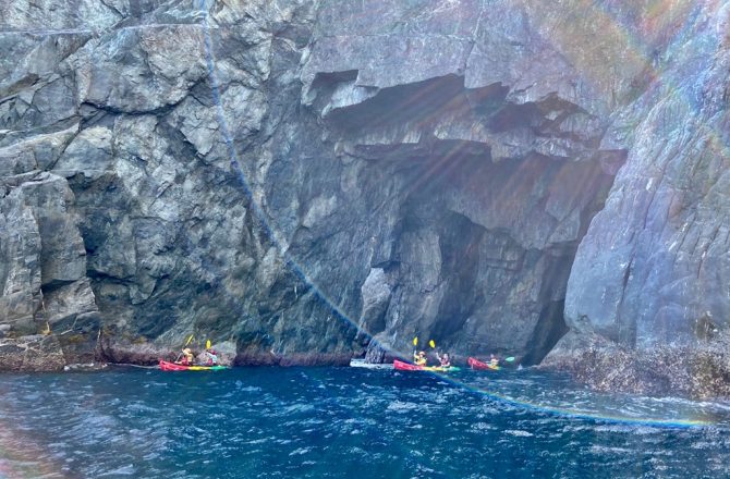 [宜蘭東澳烏角岩]搭乘獨木舟航行在太平洋上 勇闖絕美海蝕洞 與中央山脈起點邂逅的奇幻旅程