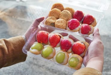 南機場排隊美食[水果系麻糬]，季節限定一整顆草莓+綠葡萄包進麻糬裡，Q麻吉古早味麻糬，這間排隊很值得!
